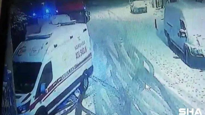 İstanbul Kartal'da karda kayan tır iki araca çarparak durabildi