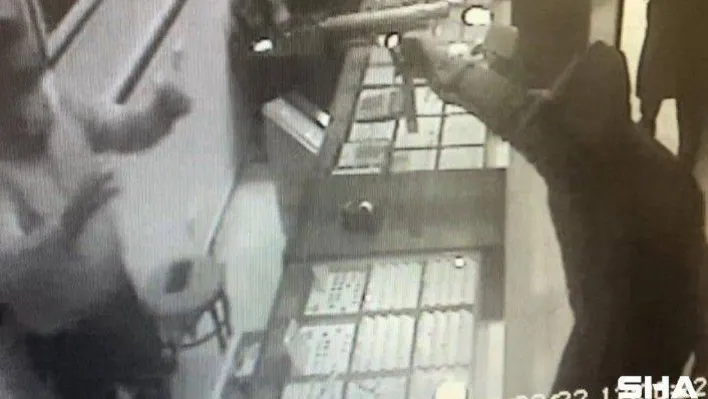 İstanbul'da 1 milyon liralık otomatik silahlı kuyumcu soyguncu kamerada