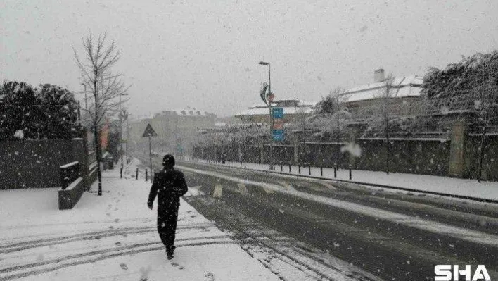 İstanbul'da Anadolu Yakasında kar yağışı etkisini sürdürüyor
