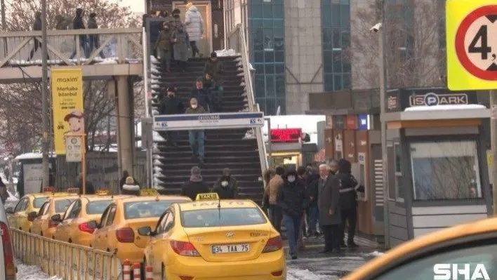 İstanbul'da kar tatili dönüşü vatandaşlar toplu taşıma araçlarına yöneldi