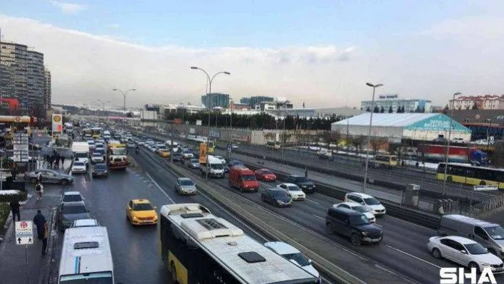İstanbul'da kar tatilinin ardından trafik yoğunluğu yüzde 50'yi geçti
