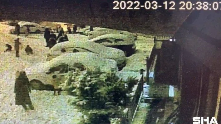 İstanbul'da karda dehşet anları kamerada: Otomobil kayan çocukların arasına daldı