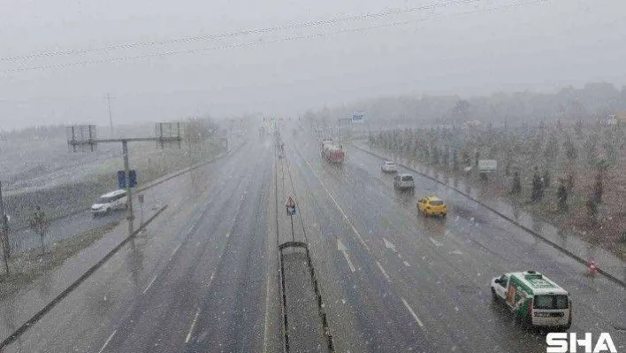 İstanbul'un yüksek kesimlerinde kar yağışı