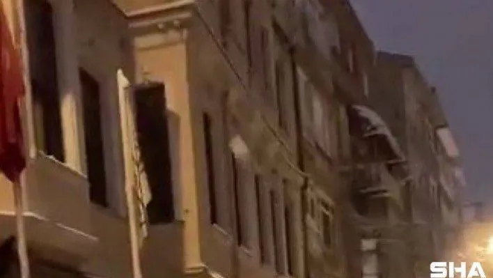 Kadıköy'de el arabasına yükledikleri karları atarak kartopu savaşı yaptılar