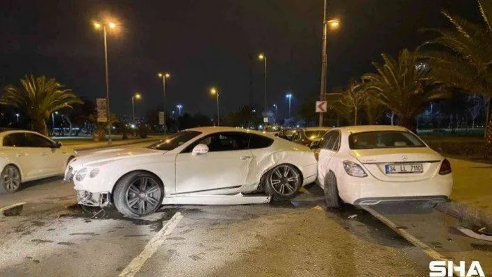 Kadıköy'de lüks otomobil park halindeki otomobillere çarptı