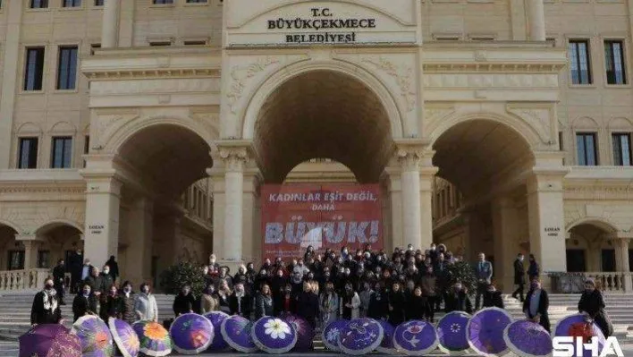 Kadınlar şiddette karşı dikkat çekmek için şemsiye açtı