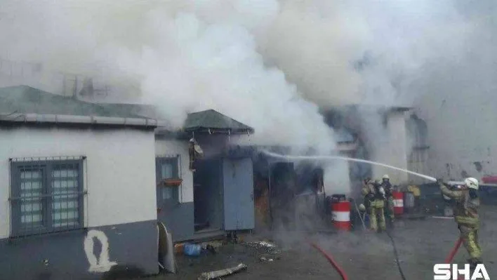 Kağıthane'de yangın paniği: İşyerinin çatısı alev alev yandı