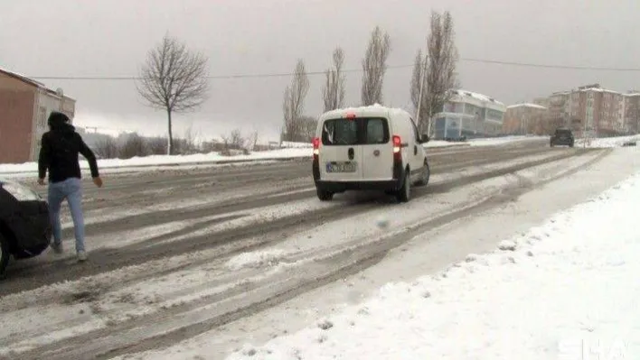 Karla kaplı yolda sürücüler zor anlar yaşadı