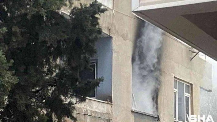 Kartal'da 3 katlı binada korkutan yangın