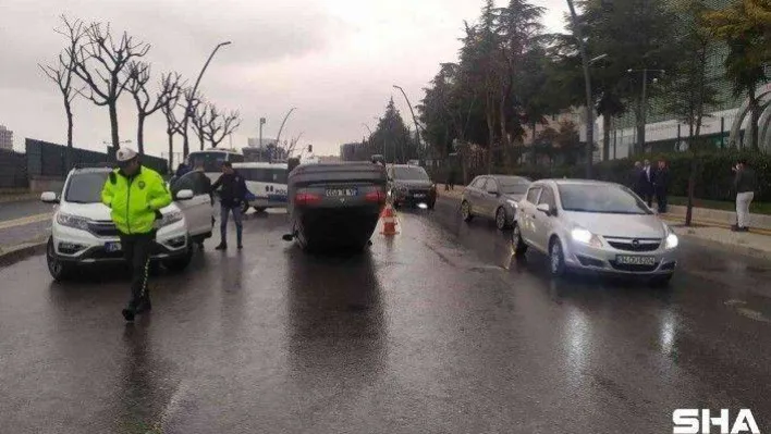 Kayganlaşan yolda ters kayan araç otomobile çarpıp ters döndü