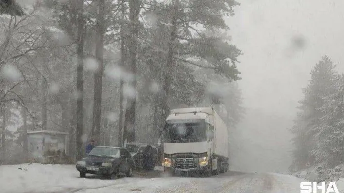 Kazdağları'nda aniden bastıran kar sürücülere zor anlar yaşattı