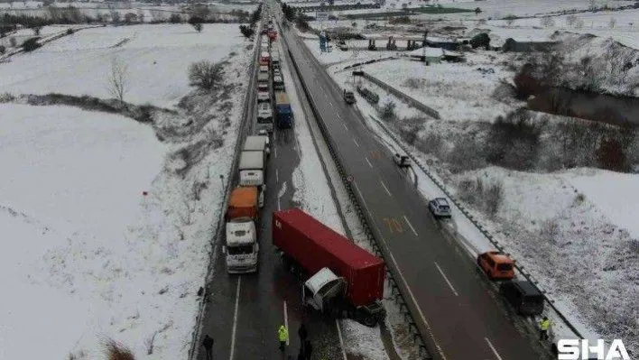 Kilometrelerce kuyruk oluştu...Tır, karda kaza yaptı Bursa İzmir karayolu felç oldu