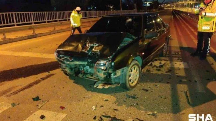 Kırmızı ışıkta bekleyen otomobile çarptı: 2 yaralı