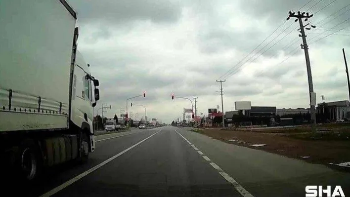 Kırmızı ışıkta geçen tır kazaya davetiye çıkarttı