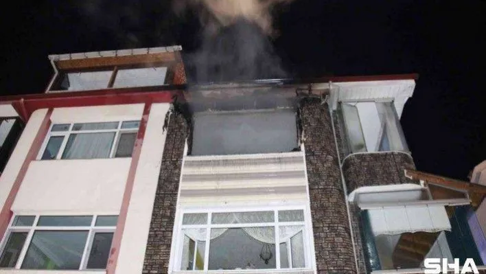 Kocaeli'de 3 katlı binada yangın çıktı, bir kişi dumandan etkilendi
