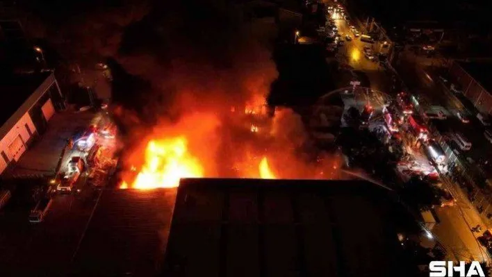 Kocaeli'de bir iş yerinde çıkan ve 6 iş yerine sıçrayan yangın havadan görüntülendi