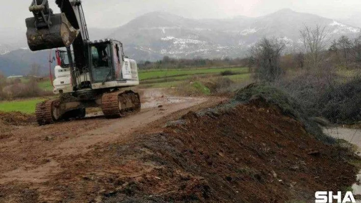 Kocaeli'de dereye dökülen 40 ton atık kaldırıldı