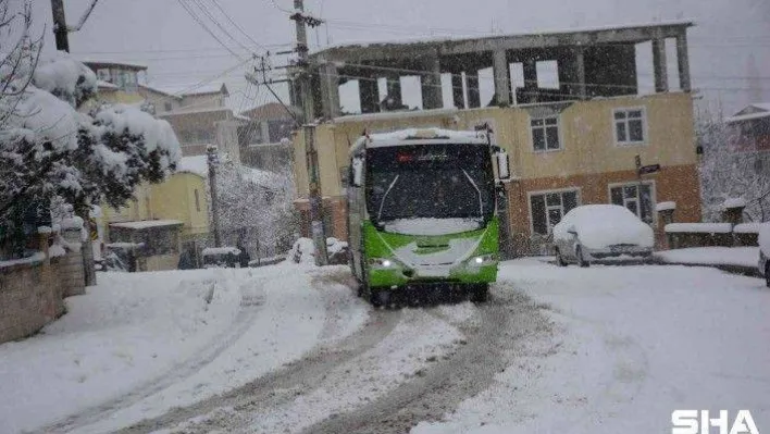 Kocaeli'de kar yağışı etkili olmaya devam ediyor