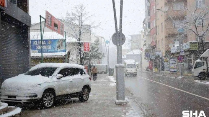 Kocaeli'de kar yağışı etkili oluyor