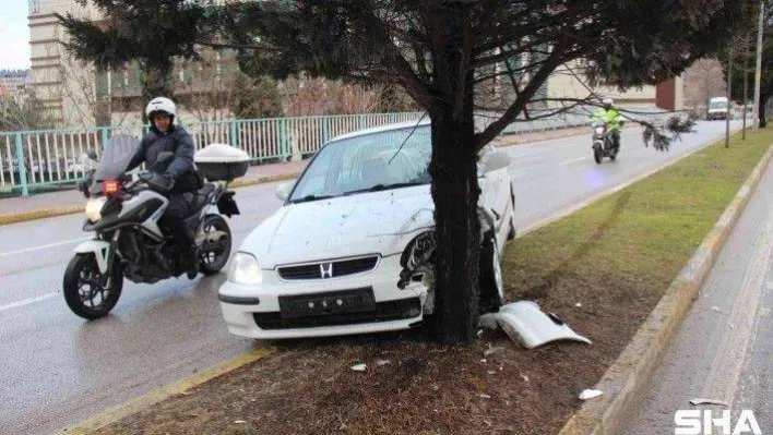 Kocaeli'de otomobil ağaca çarptı: 2 yaralı