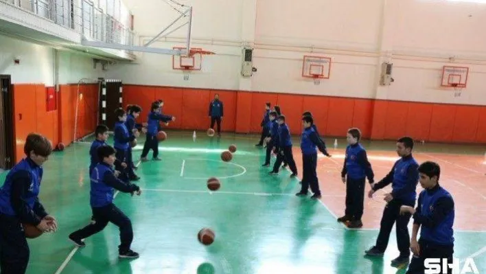 Küçükçekmece'de 7'den 70'e ücretsiz spor imkanı