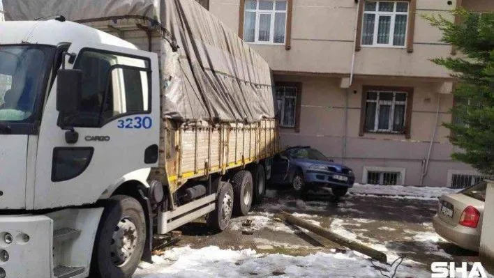 Küçükçekmece'de feci kaza kamerada: Freni boşalan kamyon sürüklediği otomobille birlikte binaya çarptı