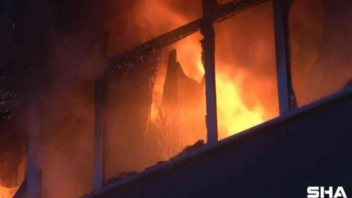 Maltepe'de 3 kişinin yaşadığı ev yandı, vatandaşlar sosyal medyada canlı yayın yaptı