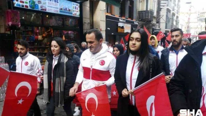 Milli sporcular gençlerle İstiklal Marşı'nı okudu