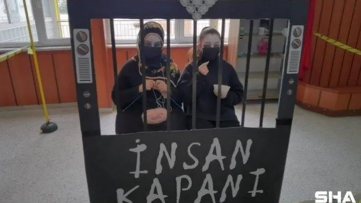 Öğrenciler 40 dakika hareketsiz durarak mesaj verdiler