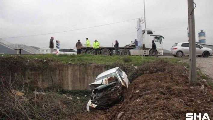 Otomobilinin kontrolünü kaybedince dereye uçtu: 1 yaralı