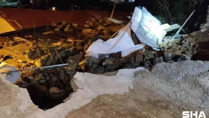 (ÖZEL) - Beşiktaş'ta istinat duvarı evin üstüne çöktü