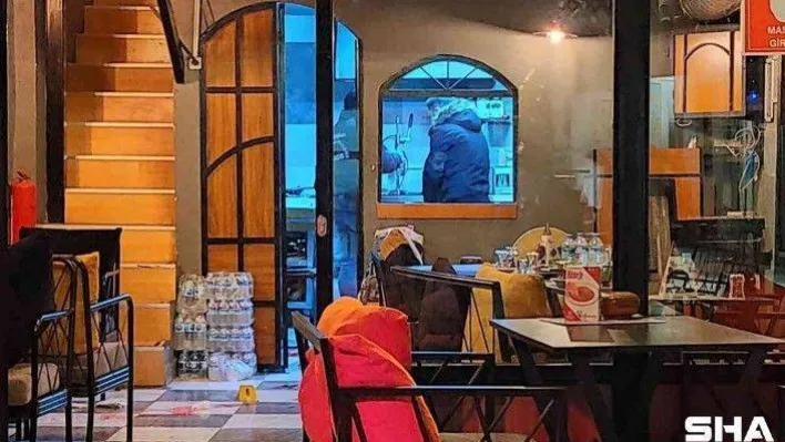 (ÖZEL) - Taksim'de silahlı saldırgan kafede dehşet saçtı: 2 yaralı