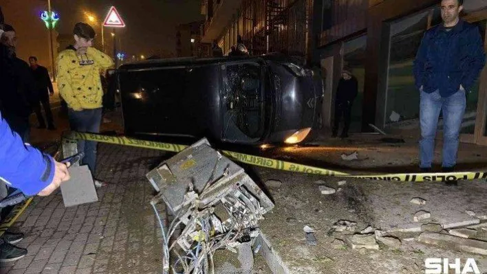 Park halindeki otomobile çarpan hafif ticari araç takla attı