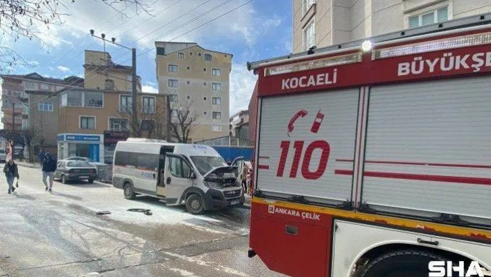 Park halindeki servis aracının motor kısmında yangın çıktı