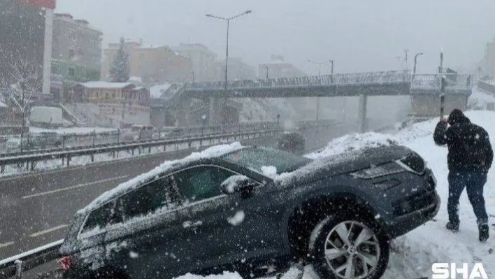 Pendik'te kontrolünü kaybeden araç kaza yaptı