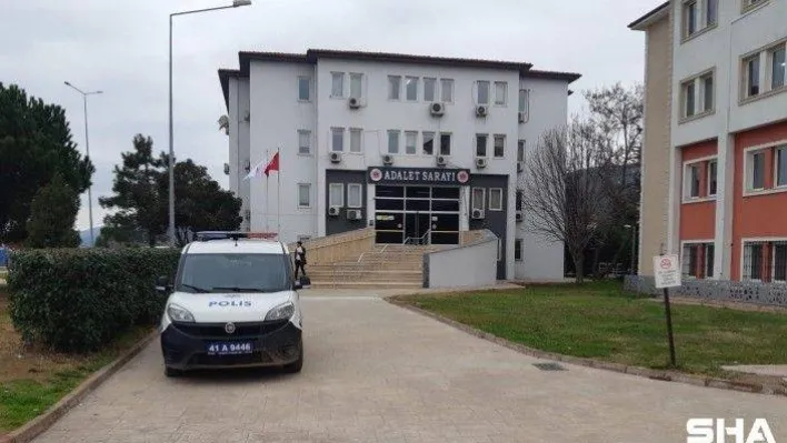 Polis memuru, emanete bırakılan silahı boşaltmak isterken bacağından yaralandı