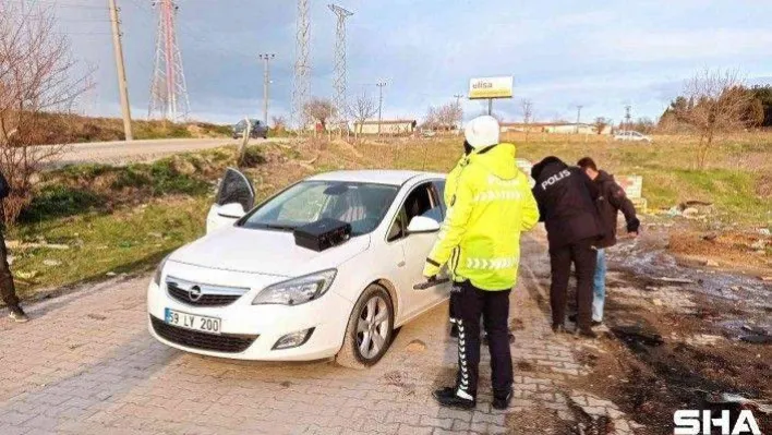 Polisin 'dur' ihtarına uymayan arabada polis çakarı ve kesici aletler bulundu
