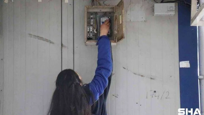 Sakarya'da elektrik sayaç okuyucu tek kadın olarak çalışan Selinay İşler: