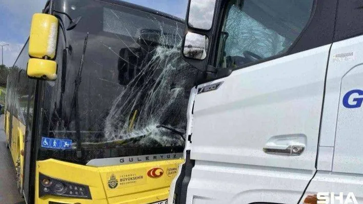 Sancaktepe'de tır ile İETT otobüsü kafa kafaya çarpıştı: 1 yaralı