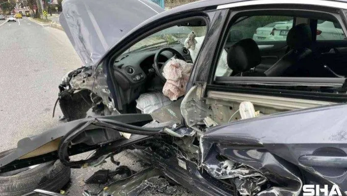 Sarıyer'de hatalı sollama yapan araç karşı yönden gelen araca çarptı: 3 yaralı