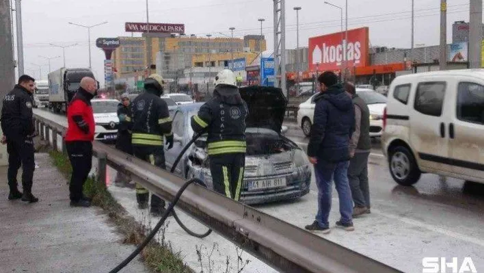 Seyir halindeki otomobilin motoru yandı