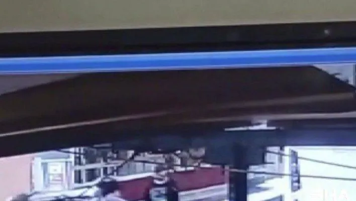 Sultanbeyli'de kar yağışına rağmen kapı önünde ne buldularsa çaldılar