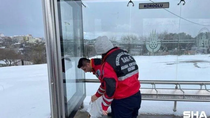 Sultangazi Belediyesi ekipleri karla mücadeleyi dört bir yandan sürdürüyor