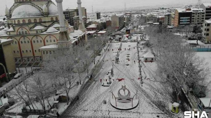 Sultangazi'de kar yağışı etkili oluyor