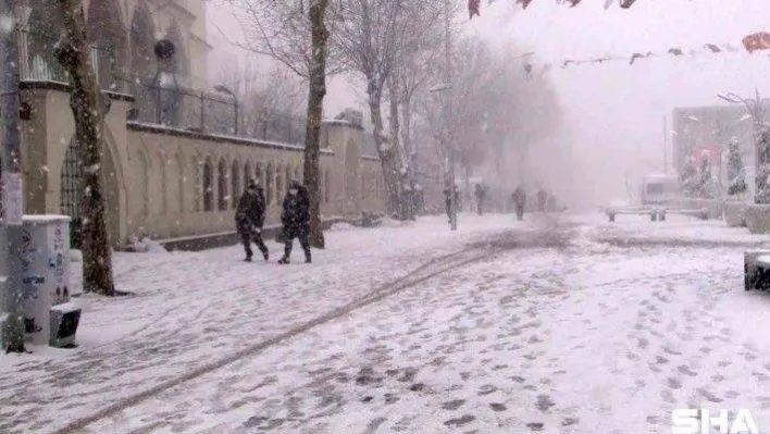 Sultangazi'de kar yağışı etkisini arttırarak devam ediyor