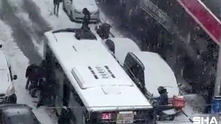 Sultangazi'de yolda kalan İETT otobüsünü vatandaşlar itti