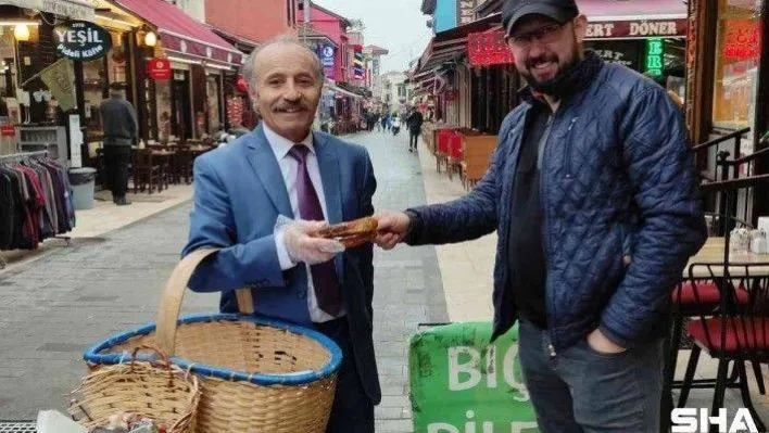 Takım elbiseyle simit satıp iyi para kazanıyor