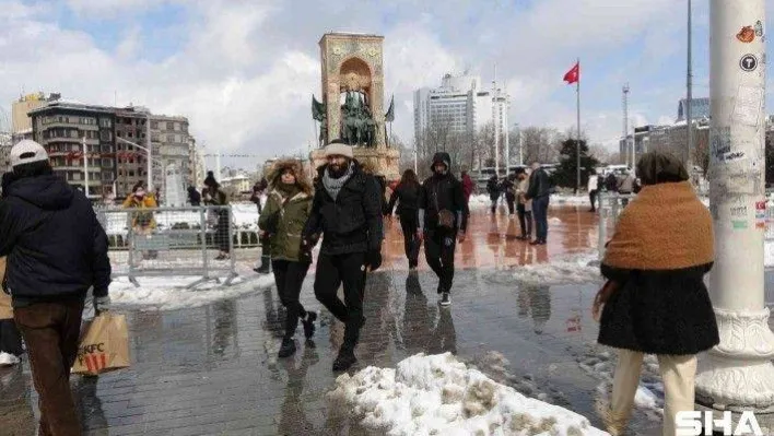 Taksim Meydanı'nda kar yoğunluğu