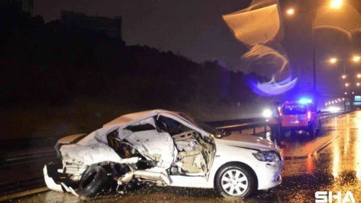 TEM Otoyolu'nda cip ile otomobil çarpıştı, 1'i ağır 2 kişi yaralandı