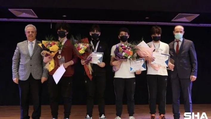 Türkiye'ye altın madalya kazandıran sporcular ödüllendirildi